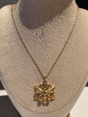 Snowflake Pendant Necklace - Elegant Women’s Jewelry